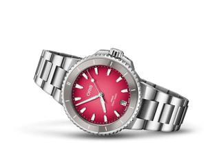 Maak kennis met de Aquis Date &ldquo;Taste of Summer&rdquo; van 36,50 mm met een wijzerplaat in een rood-roze kleurverloop dat doet denken aan een zonsopgang. Dit horloge heeft alle prestaties, veelzijdigheid en stijl van ons tijdloze Aquis Date duikhorloge, maar nu met de echo van een eindeloze zomer.
