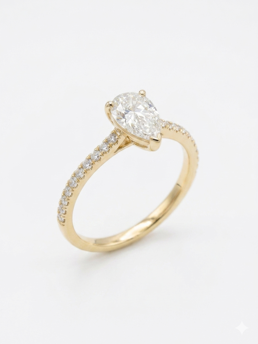 Deze betoverende 14 karaat gouden ring, model LGLT 1024N, schittert door laboratorium gekweekte diamanten in een prachtige peer-vorm. Met een midden diamanten van 0,76 karaat en kwaliteiten van D-kleur en VS1 zuiverheid en 0.16 caraat aan diamanten in de band, maakt deze ring een perfecte keuze voor verlovingen. Draag hem trots en elegant bij speciale gelegenheden om de ultieme liefdesverklaring te maken. 
Ring wordt geleverd met IGI diamanten certificaat. 