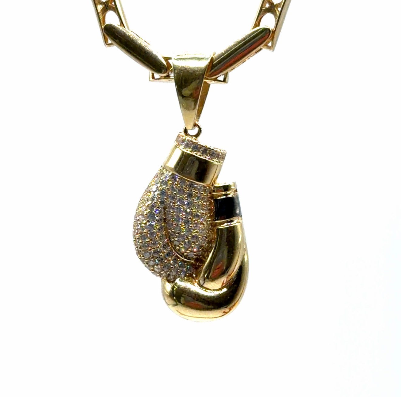 De gouden hanger 14kt met modelnummer BREA-0001698 is een verfijnde hanger van 14-karaats goud met glans en stenen. De hanger valt in de categorie juwelen en is perfect te combineren met een elegante ketting. Draag het bij speciale gelegenheden om je outfit te verfraaien. Gewicht: 4,2g, breedte: 14,6mm, diameter: 36mm, kleur: goud.