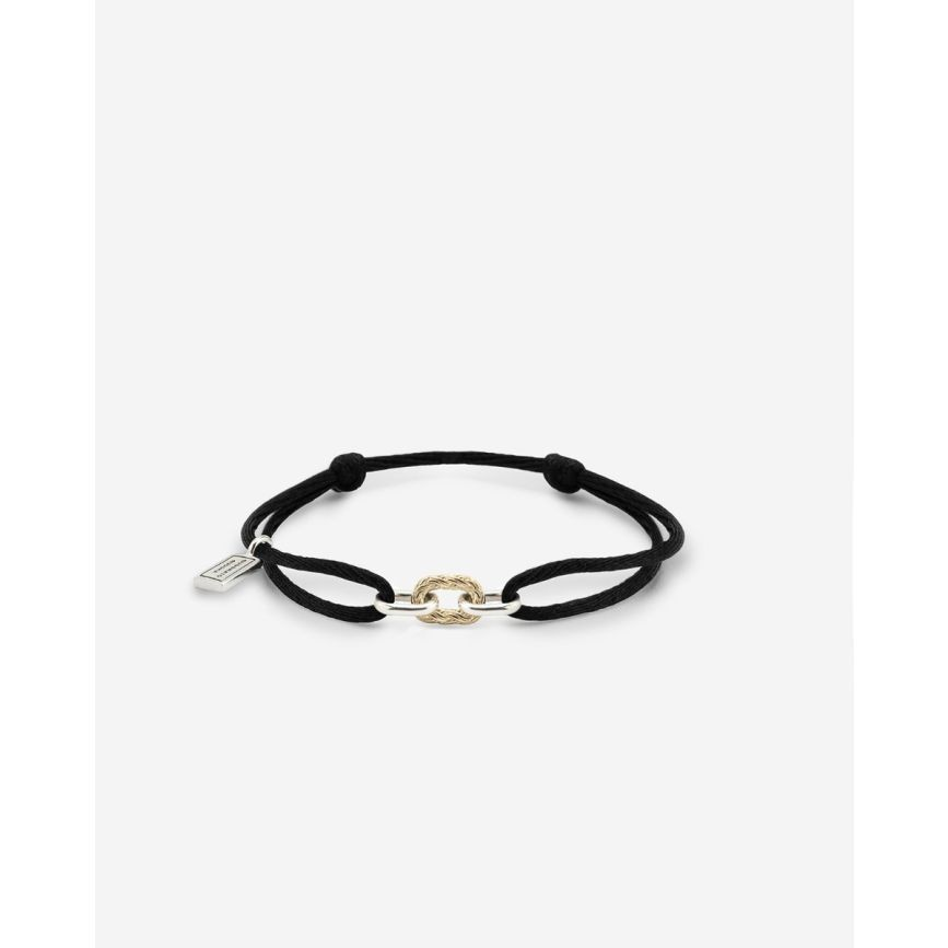De Buddha to Buddha Katja Link Koordarmband Bicolor Zwart, modelnummer 137BL, is een unieke combinatie van koord en 14-karaats goud. Het bevat kenmerken zoals goudmateriaal, zwarte kleur. Met een breedte van 5,5 mm en een grootte van 250 mm. Perfect om solo of in combinatie met andere armbanden te dragen.