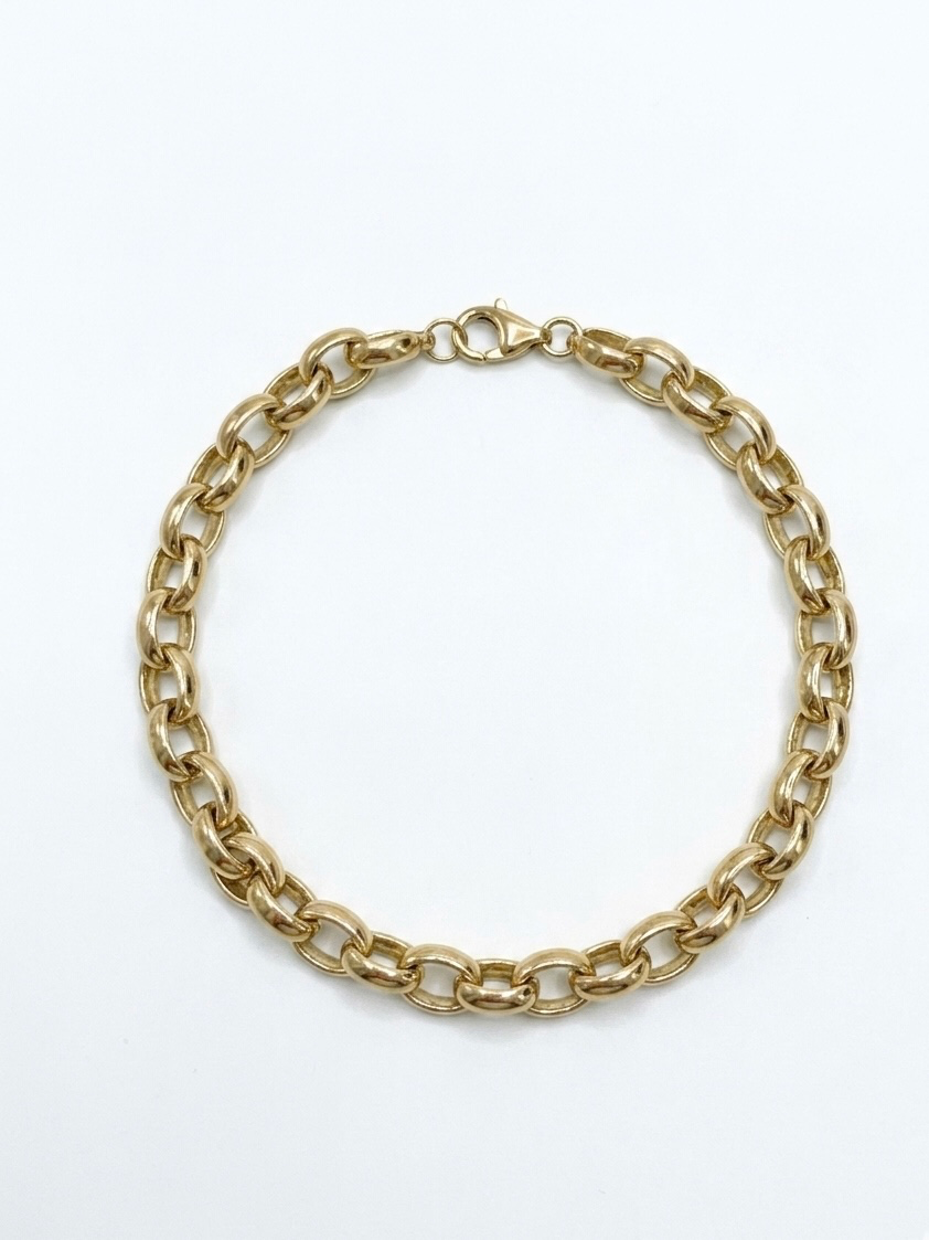 Dit prachtige 14 karaat gouden jasseron armband (modelnummer JRS8847) is een verfijnde toevoeging aan uw sieradencollectie. Met een breedte van 7 mm, een lengte van 21.5 cm, en een gewicht van 5,7 gram, straalt het klassieke elegantie uit. Perfect om solo te dragen of te combineren met andere sieraden voor een stijlvolle, gelaagde look.