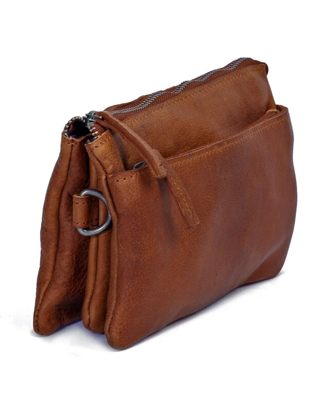 Met de DSTRCT crossbodytas uit de Preston Park collectie maak je een elegante en stijlvolle indruk.
Deze tas is gemaakt van generfd leer en heeft donkerzilveren hardware.
Het merk is subtiel gedebossed op de voorzijde, waardoor het geheel een luxe uitstraling krijgt.

Met een ritssluiting houd je al je spullen veilig opgeborgen.
De tas heeft twee hoofdcompartimenten, waarin je gemakkelijk je essentials kunt scheiden.
Daarnaast vind je binnenin de tas een handig steek- en ritsvak.
Voor extra opbergruimte is er ook nog een voor- en achtervak met rits.