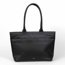 De Dstrct Bag Floaterfield Laptoptas in zwart leer, is een stijlvolle schoudertas o.a. geschikt voor je laptop. Met zijn ruime compartimenten en duurzame constructie biedt deze tas zowel functionaliteit als elegantie. Draag hem over je schouder voor comfortabel dagelijks gebruik. Perfect voor werk of reizen, combineert dit ontwerp praktisch nut met een modebewuste uitstraling.