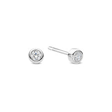 De TI SENTO 78057ZI oorbellen zijn verfijnde sieraden met sprankelende zirkonia-steentjes, ideaal voor elke gelegenheid. Hun tijdloze ontwerp complementeert zowel casual als formele outfits. Draag ze solo voor een subtiele look of combineer ze met andere TI SENTO sieraden voor een elegante finishing touch. Perfect voor dagelijks gebruik of speciale gelegenheden.