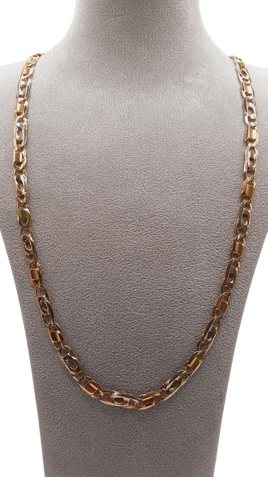 De gouden ketting met modelnummer BREA-000835 heeft een staaf van 18 karaat goud, is 55 cm lang en heeft een breedte van 5,9 mm. De ketting weegt 30,23 gram en straalt met zijn goudkleurige toon. Ideaal om te dragen als een verfijnd statementstuk bij zowel formele als casual outfits voor een stijlvolle uitstraling.