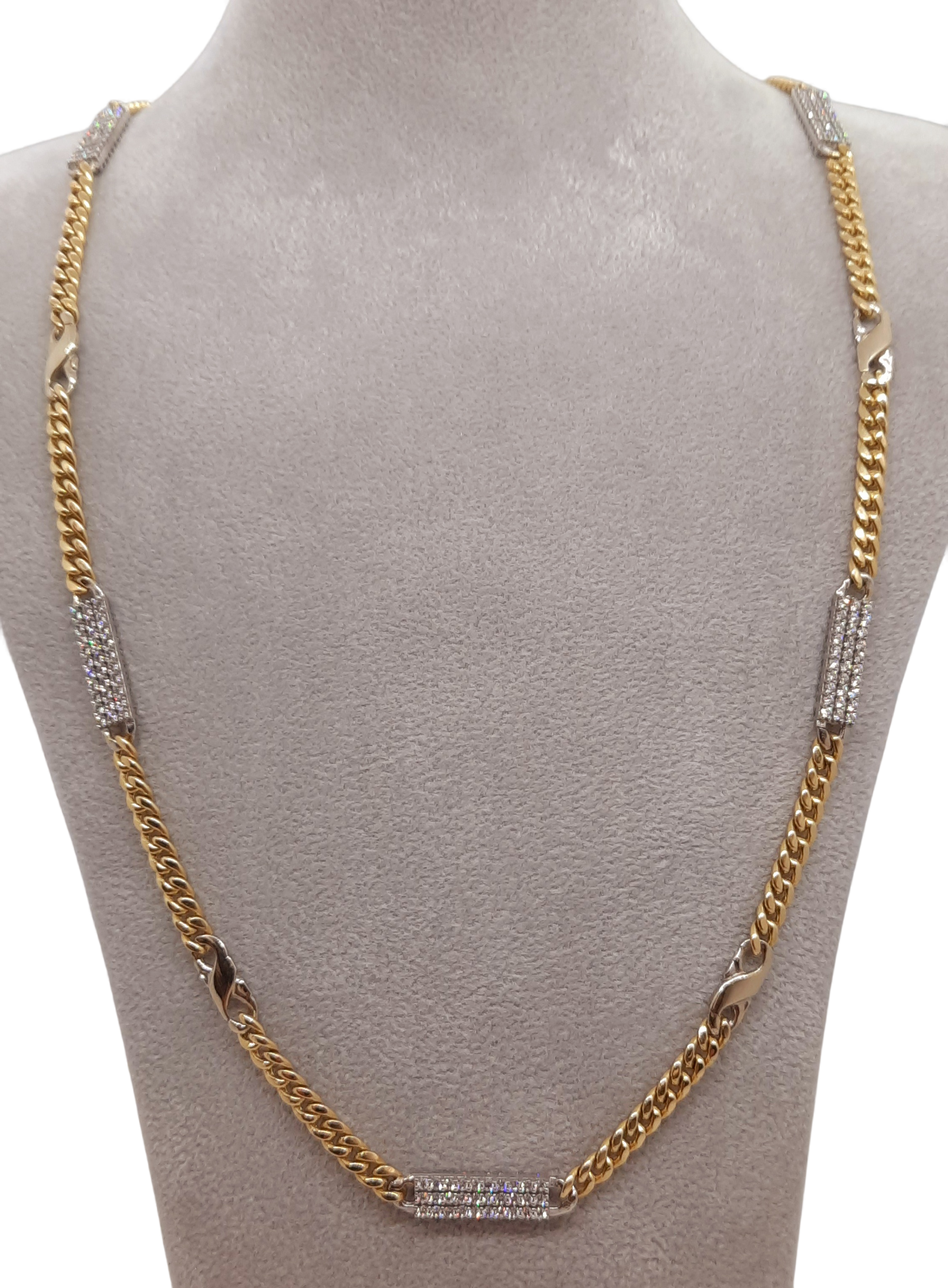 De gouden ketting met modelnummer BREA-0002497 is een elegante 14-karaats halsketting van 70 cm, vervaardigd van goud met een glanzende afwerking. Met een gewicht van 25,66 gram en een breedte van 4,65 mm, biedt het een luxueuze uitstraling. Draag deze ketting solo of combineer met andere sieraden voor een stijlvolle look.