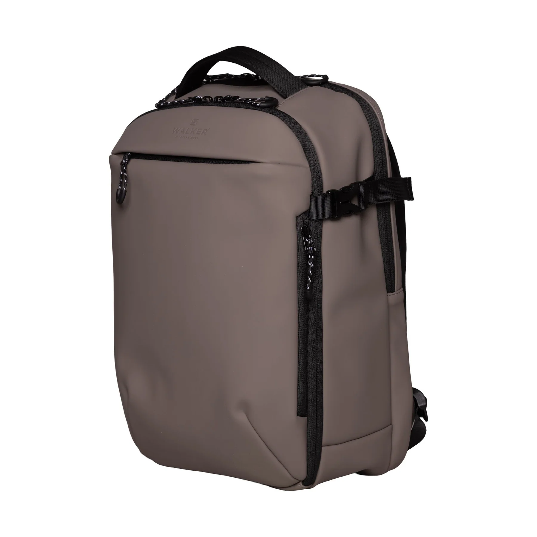 Productbeschrijving

Deze duurzame en praktische rugzak is ideaal voor dagelijks gebruik, werk of reizen. Hij beschikt over een gewatteerd laptopvak met extra tablethoes, geschikt voor apparaten tot 15 inch. Het ruime hoofdvak opent 180&deg; voor gemakkelijke toegang en overzicht. Daarnaast zijn er twee voorvakken met ritssluiting, een zijvak voor een drinkfles, en een met fleece gevoerd brillenvak.

Extra functies zijn onder andere een verborgen ritsvak met RFID-bescherming, ergonomisch gevormde schouderbanden met ademend 3D AirMesh, een in hoogte verstelbare borstriem, compressieriemen voor optimale pasvorm en een stevige draaggreep.

De rugzak is water- en vuilafstotend dankzij een speciale coating, en gemaakt van slijtvaste, duurzame materialen. Hij wordt geproduceerd volgens de EU REACH-normen en is vrij van PFC, PVC en andere schadelijke stoffen. Bovendien wordt er deels gebruik gemaakt van gerecyclede materialen en is de productie onder eerlijke arbeidsomstandigheden tot stand gekomen.

Duurzaam, functioneel en comfortabel &ndash; een bewuste keuze voor elke dag.

Gewicht: ca. 1,1 kg
Afmetingen: 30 x 44 x 22 cm
Inhoud: 29 liter