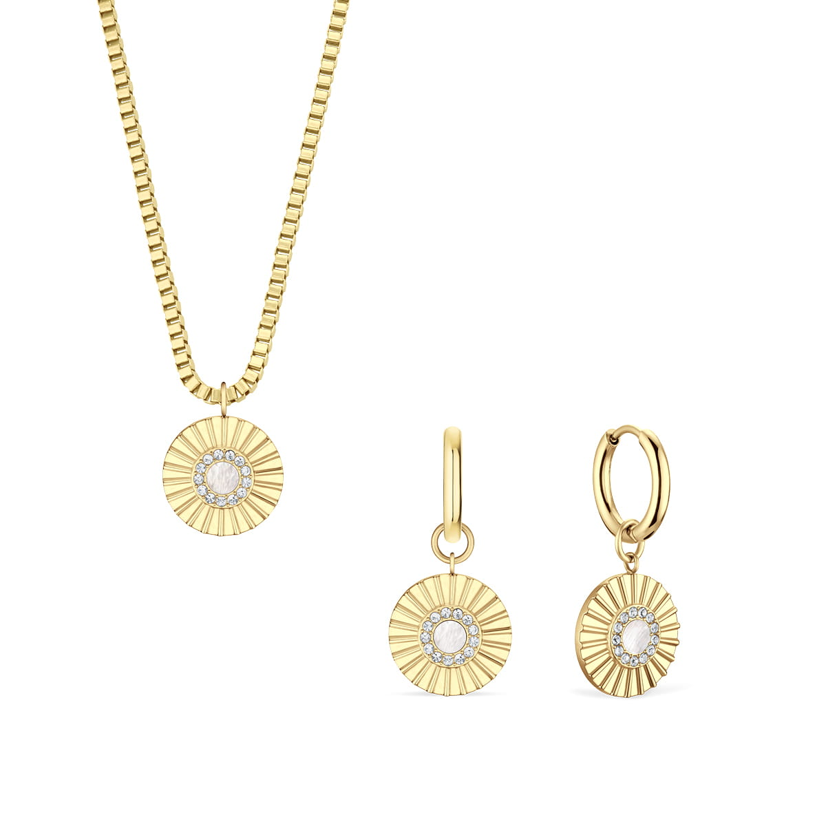Tijdloze elegantie in perfecte harmonie: de BERING sieradenset 465-765-Gold-ArcticBlue combineert een verfijnde halsketting met bijpassende hanger en elegante oorhangers tot een stijlvol geheel. De goudkleurige elementen omlijsten een betoverende Arctic Blue tint, ge&iuml;nspireerd op de pure schoonheid van het Noordse landschap. Het stralende ontwerp geeft de set een moderne en vrouwelijke uitstraling. Of het nu een bijzonder cadeau is of een stijlvolle aanvulling op uw eigen sieradencollectie, deze set voegt een elegante touch toe aan elke gelegenheid.