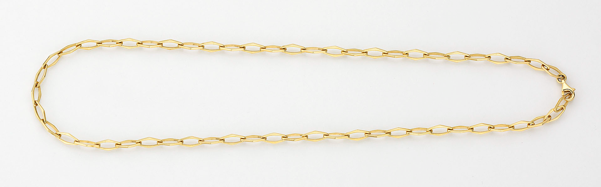 Gouden schakel armband met een lengte van 19 cm.