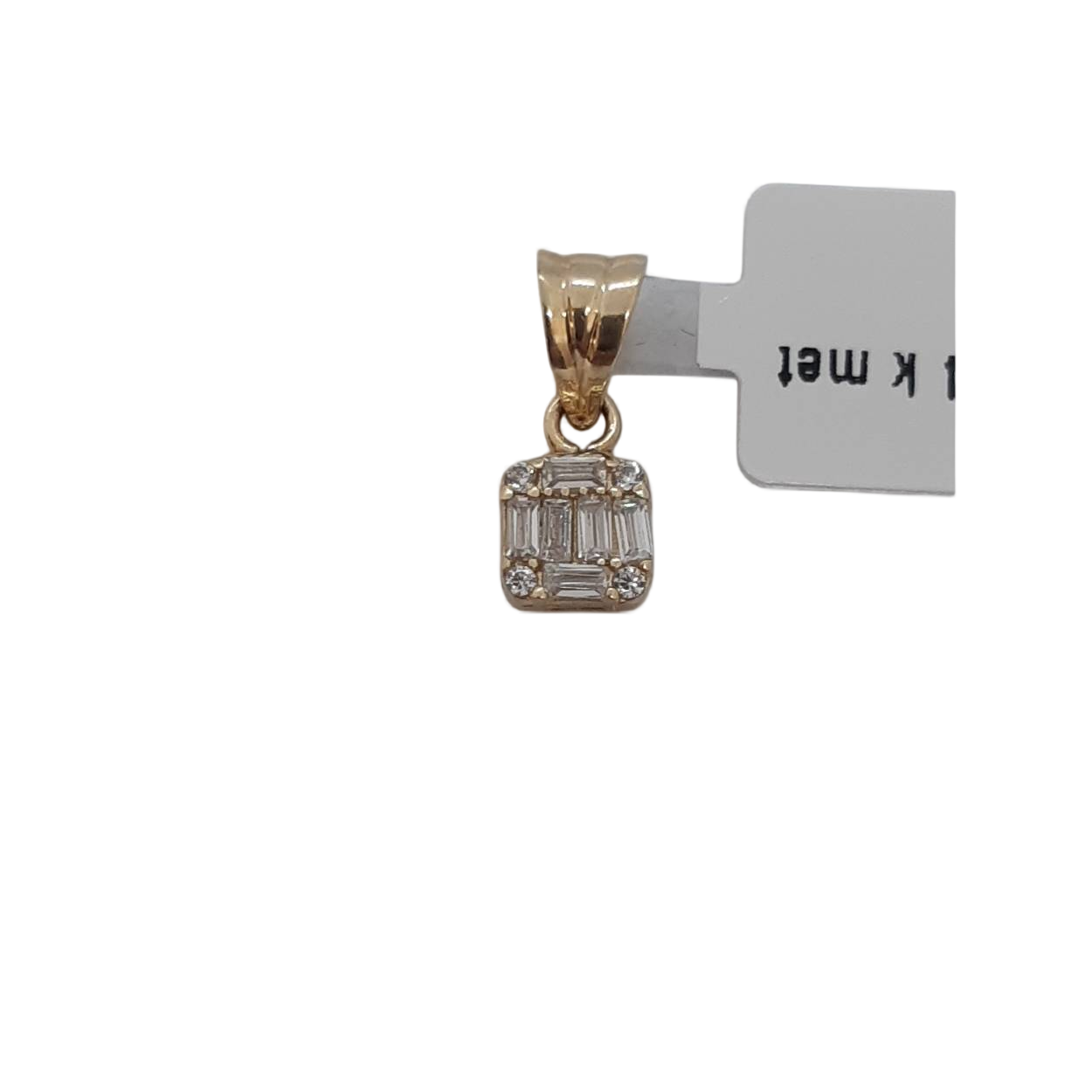 De gouden hanger met modelnummer BREA-0001032 is een verfijnde juweelstuk van 14 karaat goud, rijkelijk voorzien van glanzende stenen. De hanger is perfect als statement piece en kan elegant om de hals worden gedragen. Combineer met een eenvoudige ketting voor dagelijkse verfijning of een chique avondlook. Kleur: goudkleurig. 