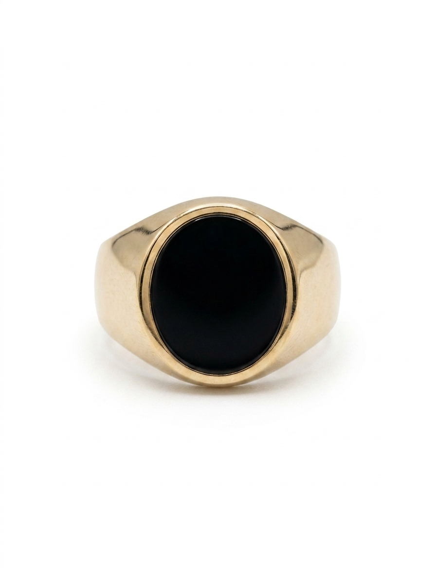 Deze 14 karaat gouden heren zegelring met onyx, modelnummer JRS-431, is stijlvol en verfijnd. Gemaakt van goud, weegt hij 4,5 gram en heeft een maat van 69. Ideaal als opvallend accessoire voor speciale gelegenheden. Draag hem op de ringvinger voor een klassieke uitstraling, of op de pink voor een eigentijdse touch.