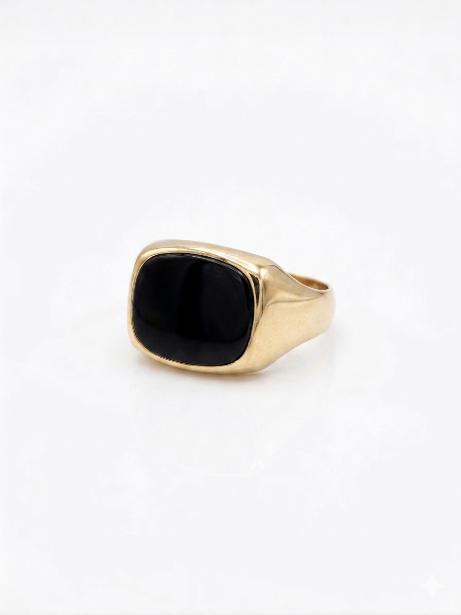 Deze 14 karaat gouden heren zegelring met onyx, modelnummer JRS432, combineert elegantie en stijl. Met een stijlvolle onyx, gouden kleur en maat 68, is het de perfecte aanvulling op elke formele outfit. Draag deze ring met vertrouwen tijdens speciale gelegenheden om een tijdloze en verfijnde indruk te maken. Voeg een vleugje luxe toe aan je look.