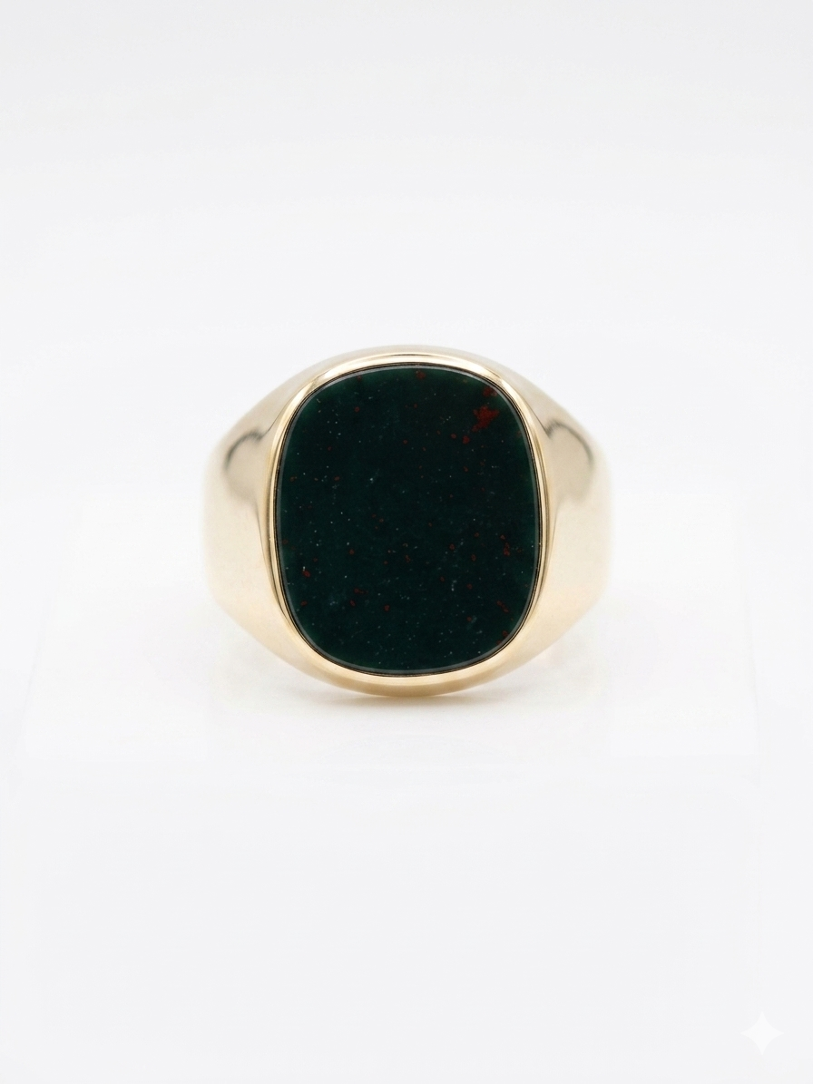 De 14 karaat gouden heren zegelring met modelnummer JRS-433 is vervaardigd van goud en bevat een jaspissteen. De ring heeft maat 62 en weegt 6,5 gram. Deze goudgekleurde ring voegt elegantie toe aan elke outfit. Draag hem op formele gelegenheden of als een dagelijkse accessoire om je stijl moeiteloos te verfraaien.