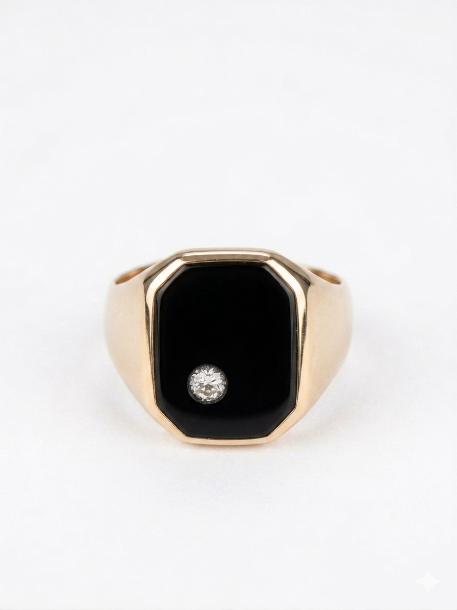 De 14 karaat gouden heren zegelring met modelnummer JRS-435 heeft een elegante onyx steen en zirkonia. Met een gewicht van 5,9 gram en een maat van 64 is deze goudkleurige ring perfect om een statement te maken. Draag deze ring solo voor een verfijnde look of in combinatie met andere gouden accessoires voor extra glamour.
