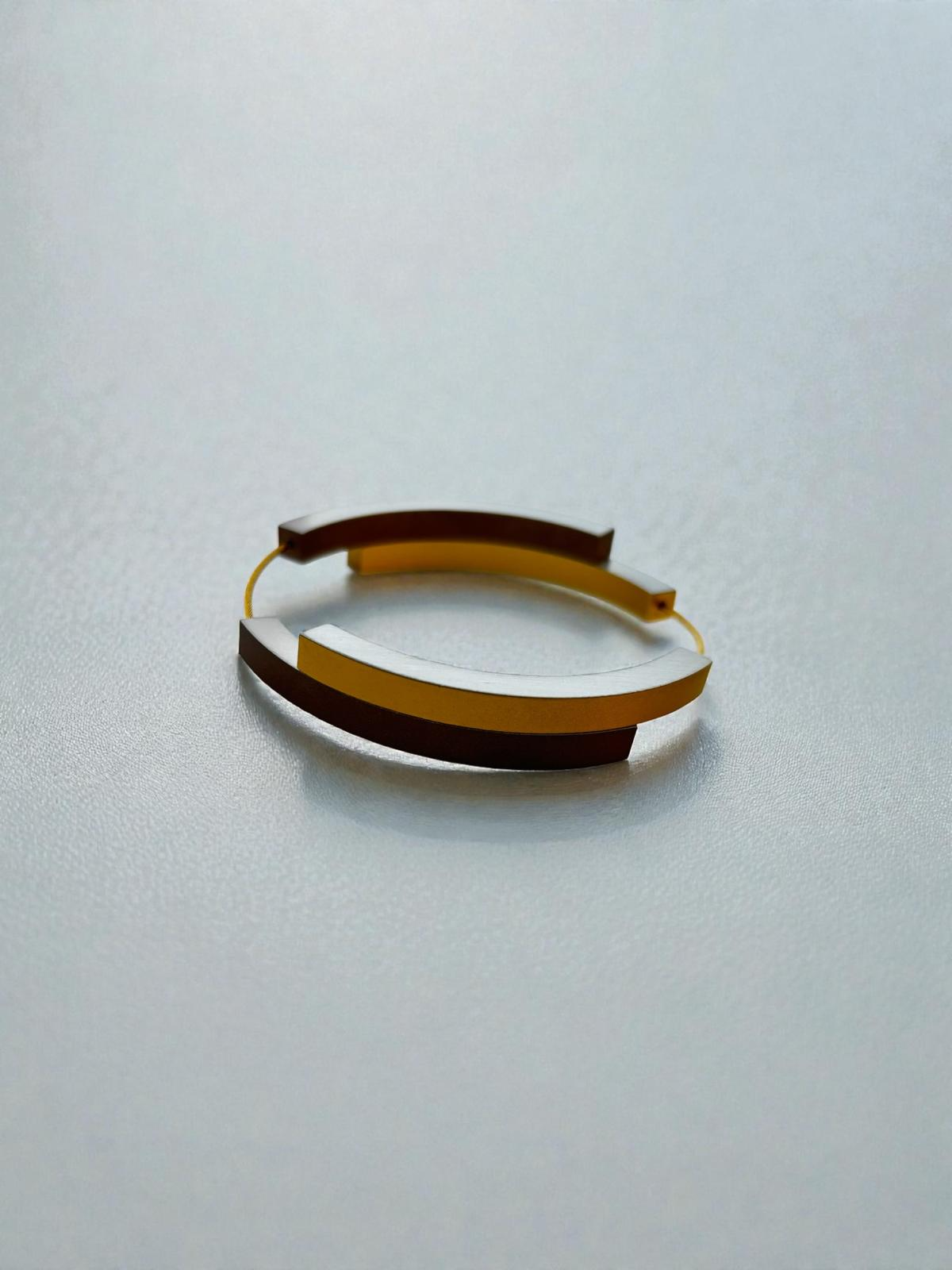 Eindeloos te combineren armbanden met uitwisselbare halve delen. Armband van bogen met een magnetische sluiting ertussen.

De armband wordt geopend door de twee bogen van elkaar te halen. Deze armband is verkrijgbaar in de verschillende kleuren en kleurcombinaties. Standaard in combinatie met mat aluminium zilverkleur.

Gemakkelijke Magnetische Sluiting 
Handgemaakt in Nederland
Op maat te maken naar je polsmaat
1 Jaar Garantie