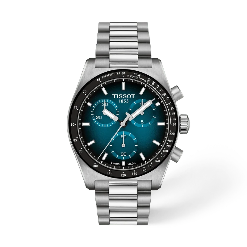 De Tissot PR516 Chronograph Quartz: een hedendaagse interpretatie van een geliefd ontwerp uit 1970. Dit horloge heeft een slanke 40 mm roestvrijstalen kast en een dynamische wijzerplaat, die de geest van snelheid en precisie belichaamt. Voorzien van het Quartz G10.212 uurwerk biedt het onge&euml;venaarde nauwkeurigheid voor een actieve levensstijl. De bezel heeft een praktische tachymeter, terwijl de met Super-LumiNova&reg;️ gecoate indexen zichtbaarheid in alle omstandigheden garanderen. Het veelzijdige ontwerp wordt aangevuld met een gebolde roestvrijstalen armband met snelwisselsysteem, ideaal om te schakelen van zakelijke afspraken naar casual gelegenheden. De PR516 Chronograph Quartz is een modern klassiek horloge dat aansluit bij Tissot&rsquo;s rijke erfgoed.
