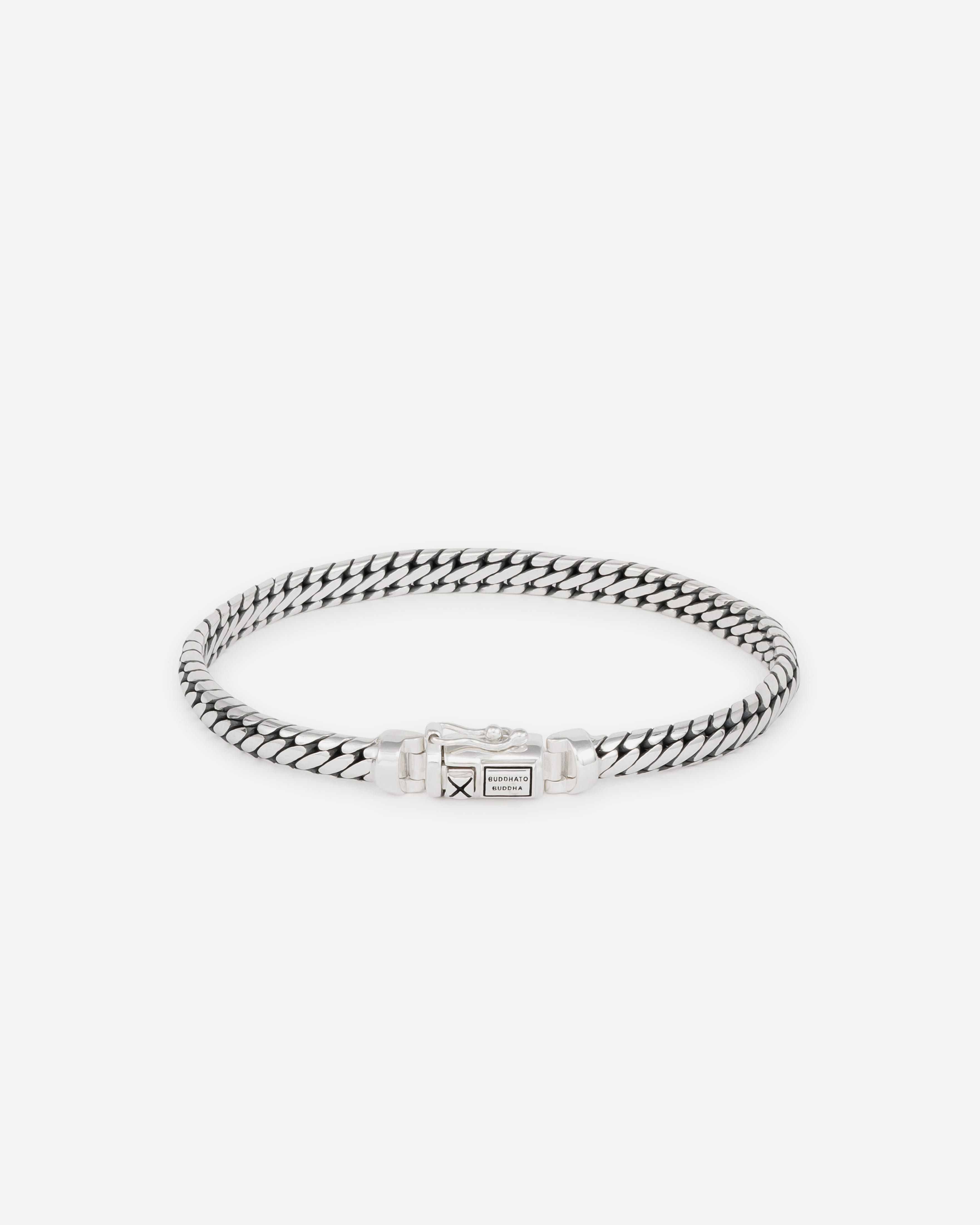 De Ben schakel is een iconische familie in de Heritage collectie. De Ben mini armband is een verfijnde mini variant van de populaire Ben schakel. Het is de smalste variant onder de zilveren Ben armbanden. Handgemaakt en tijdloos zoals alle Buddha to Buddha sieraden.