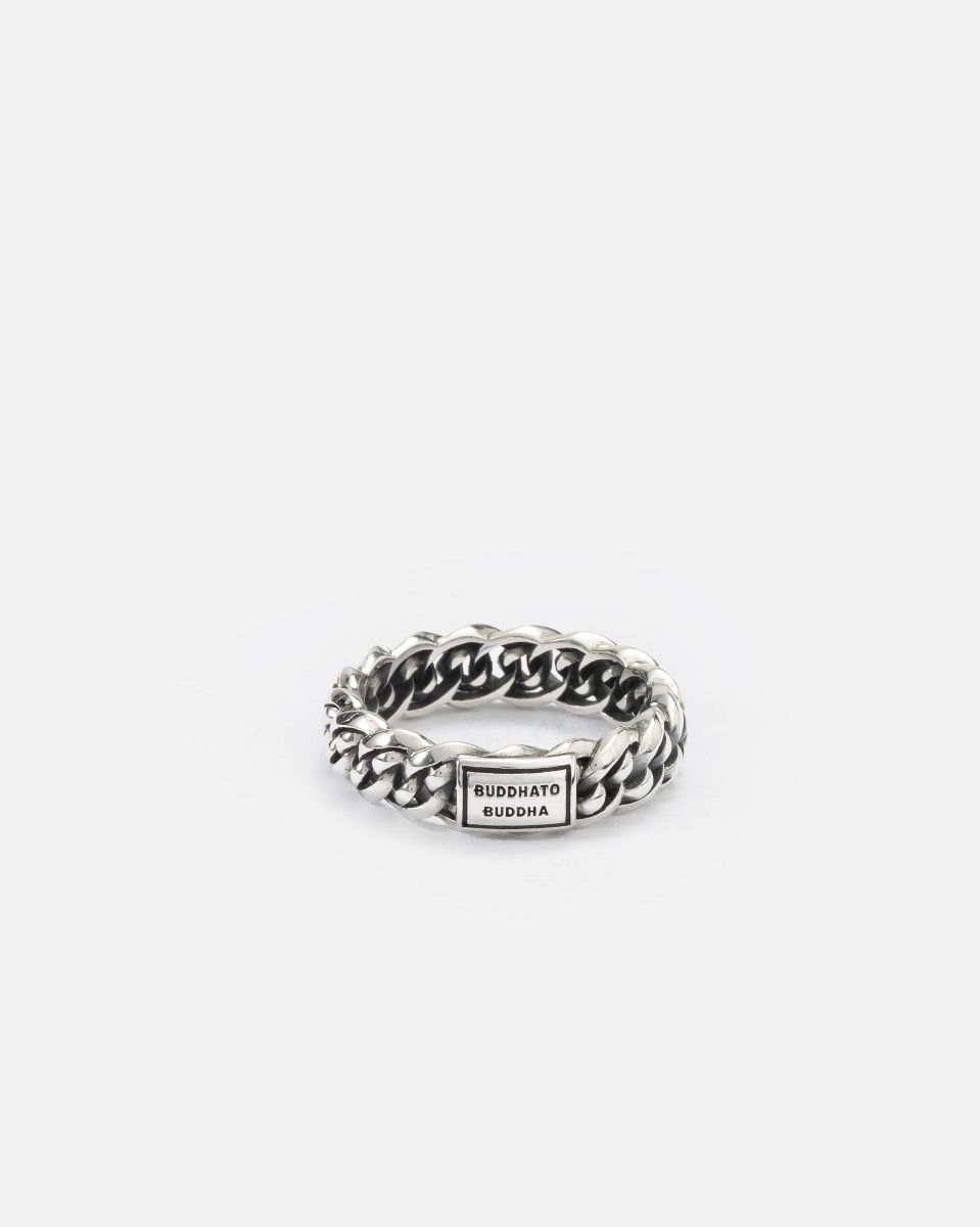 Deze ring is van het merk Buddha to Buddha. Het is een damessieraad gemaakt van zilver. De ring is zilver van kleur. De volgende specificaties van de ring zijn als volgt:

Breedte (mm): 5.5
Ringmaat (mm): 19