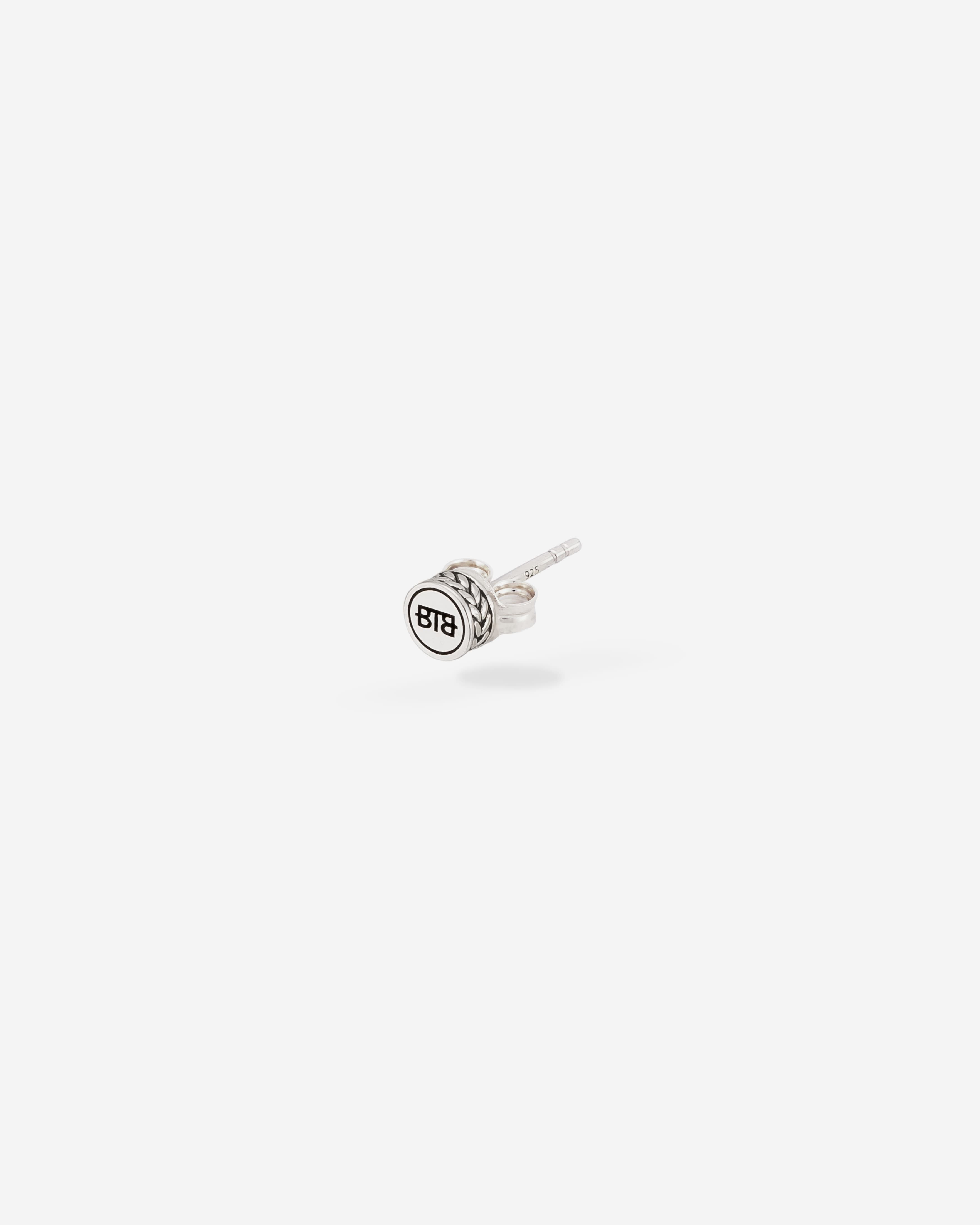 Buddha to Buddha Barbara Logo Earstud 417 one zilveren oorsteker per stuk van 925 sterling zilver. Iconisch Barbara-vlechtwerk met subtiel logo.