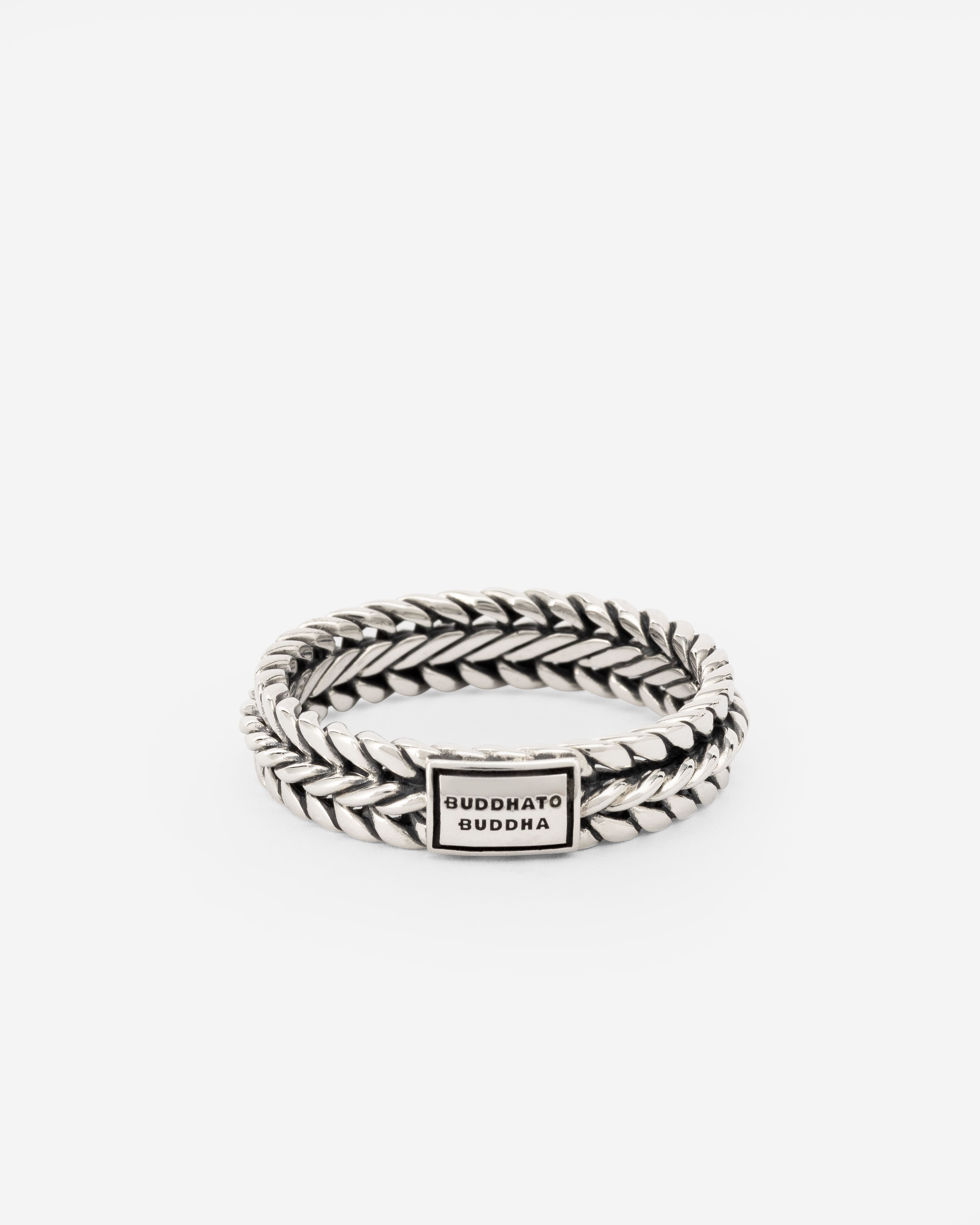 De Nurul XS ring is de smallere variant van de populaire Nurul ring. Twee gezichten in &eacute;&eacute;n krachtige creatie. Aan de ene kant stevig en sterk en aan de andere kant verfijnd en met veel detail. Een duurzame, handgemaakte sterling zilveren ring die tijdloos is en echt vakmanschap laat zien! Ontworpen in Amsterdam en vervaardigd in Zuidoost Azi&euml;. Ben jij klaar om een nieuw hoofdstuk te beginnen met deze ring?

