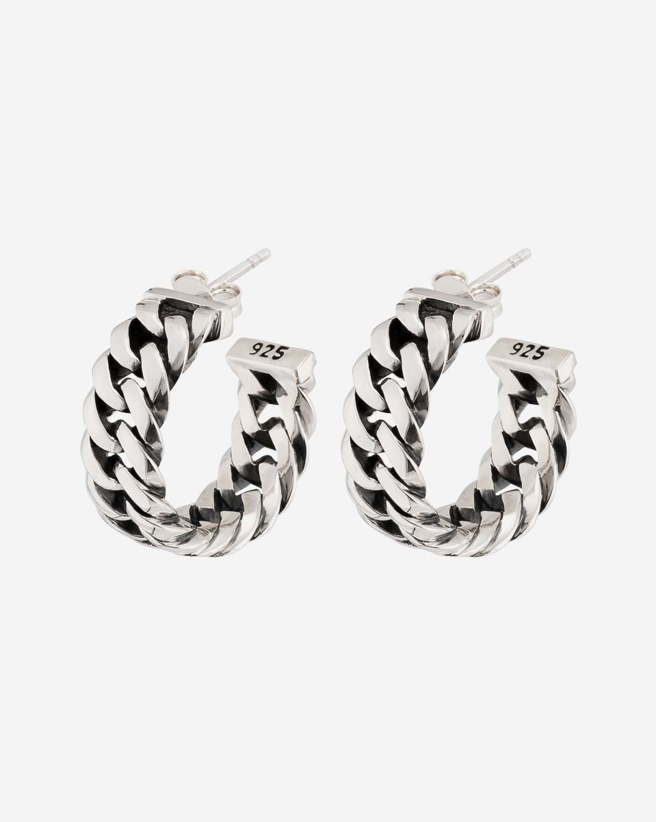 De Chain oorbellen zijn afgeleid van de Chain schakel en een echte bestseller. Deze zilveren oorbellen laten zich perfect combineren met andere sieraden met Chain schakels.