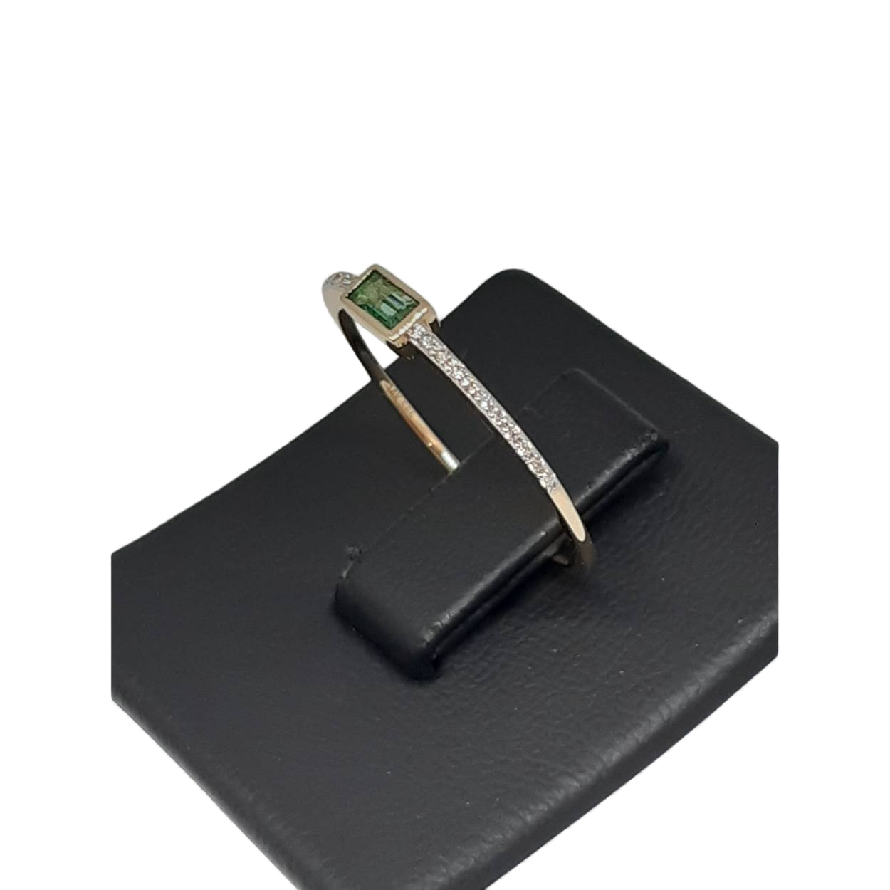 De BREA-000145 ring is een prachtige 14 karaat geelgouden ring met een diamanten steen. Met een maat van 54 is deze ring ideaal voor speciale gelegenheden of als dagelijks accessoire. Draag hem solo voor een elegante uitstraling of combineer met andere sieraden voor een luxe look. Perfect voor zowel formele als casual outfits.