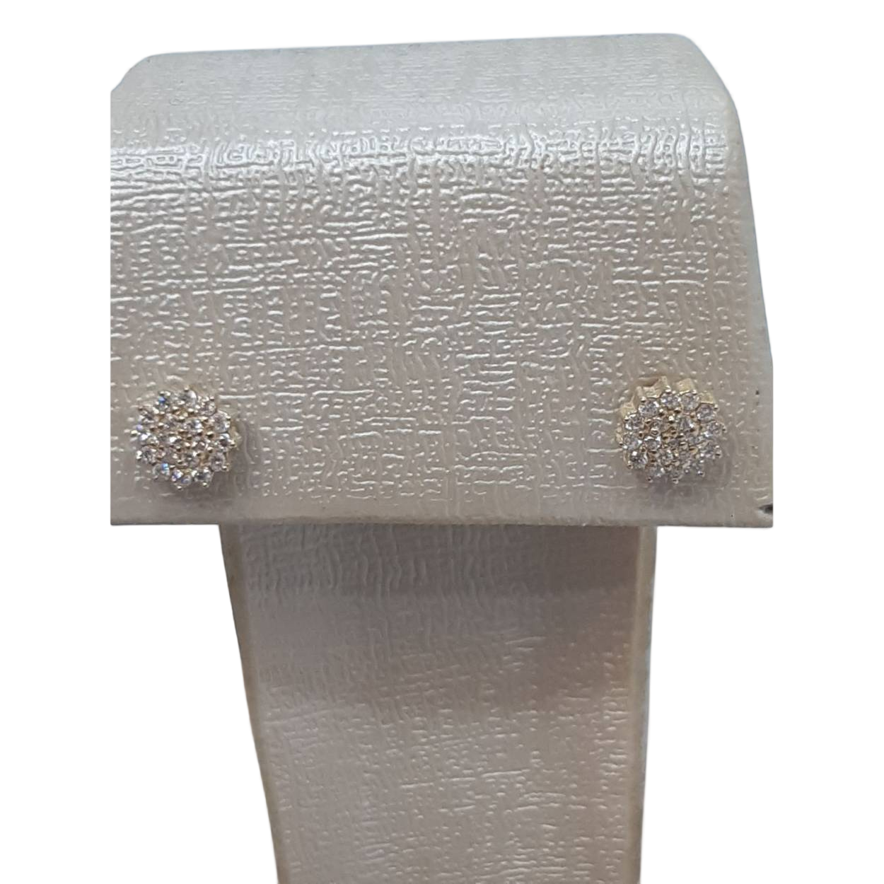 De oorknop diamant met modelnummer BREA-000368 is een prachtige keuze uit de categorie JEWEL. Deze goudkleurige 14 karaats stud oorbel straalt luxe uit dankzij zijn glanzende afwerking. Draag deze elegante oorbellen dagelijks of voor speciale gelegenheden voor een verfijnde en chique uitstraling. Perfect te combineren met andere gouden sieraden.