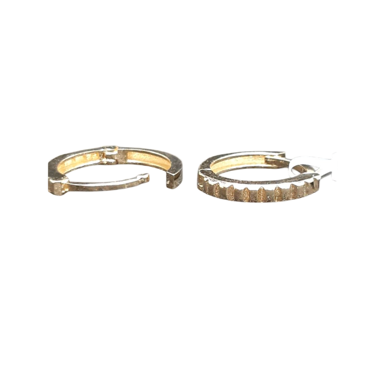 Deze gouden oorbellen zijn creolen van 14-karaats goud met een glanzende afwerking. Ze zijn 1,9 mm diep en hebben een diameter van 10,4 mm. Dankzij hun goudkleurige uitstraling zijn ze perfect voor zowel dagelijks gebruik als speciale gelegenheden. Draag ze met opgestoken haar of elegante kleding om je look te verfijnen en verfijning toe te voegen.