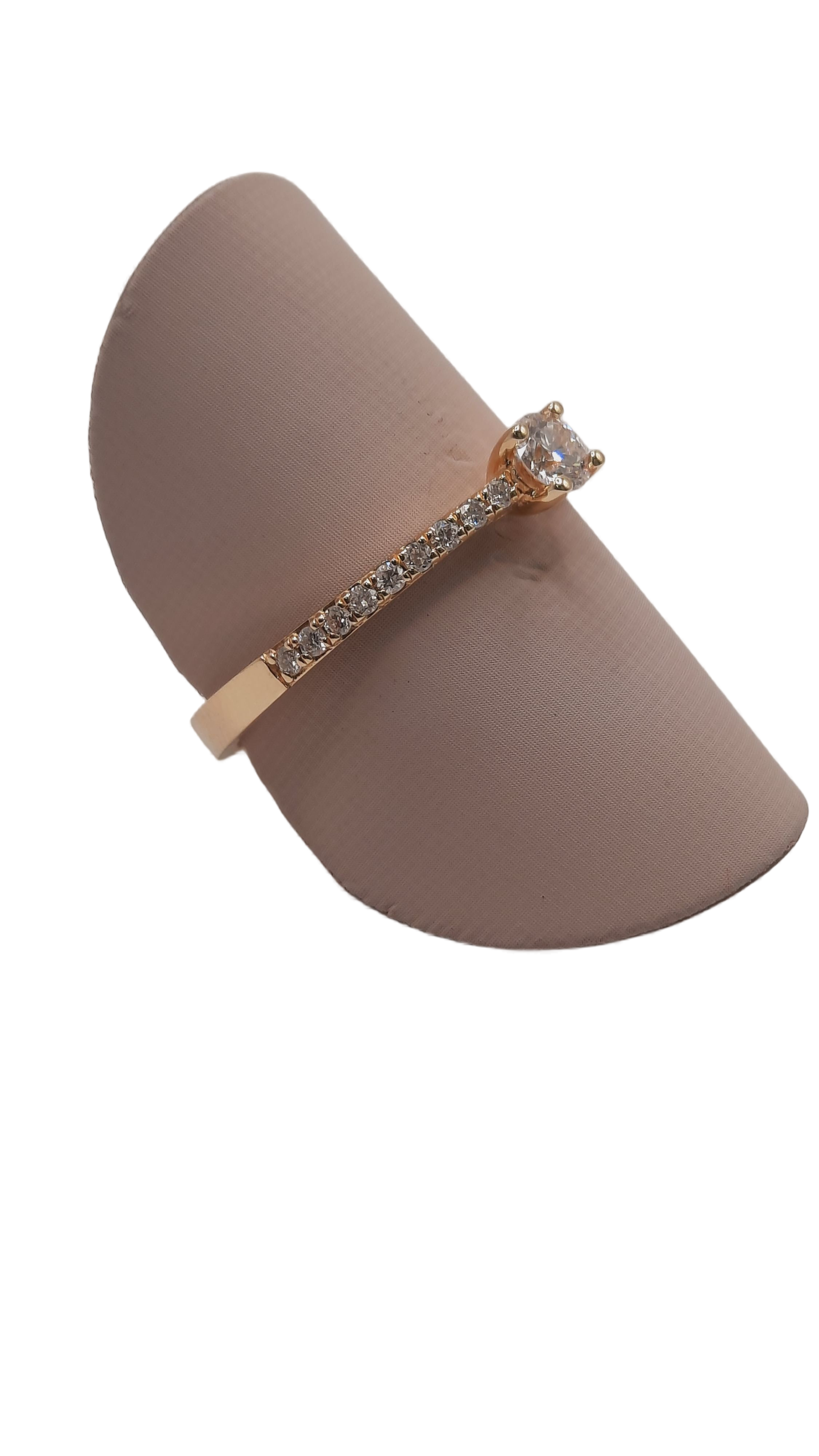 De verlovingsring met modelnummer BREA-JOY-0003014 is een elegante goudkleurige ring gemaakt van 14 karaat goud. De ring heeft een diamanten setting met een totaal karaatgewicht van 14kt, SI1 zuiverheidsdiamant en F-kleur. Perfect om te dragen bij speciale gelegenheden of als een dagelijks verfijnd accessoire. Maat: 54. 