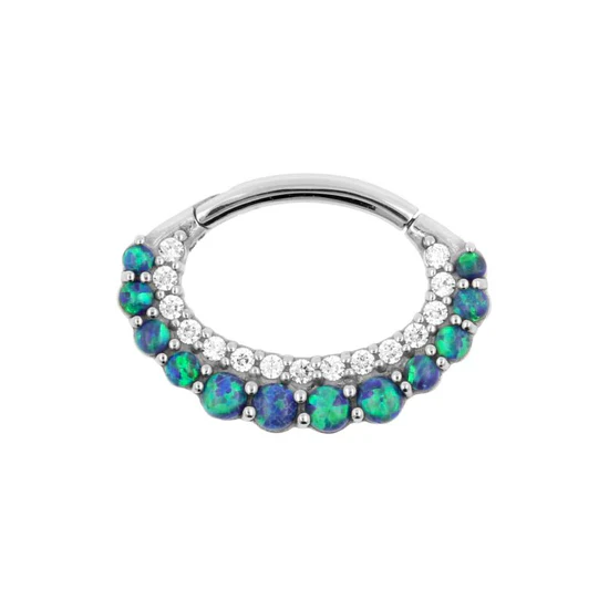 Klik, en het zit! Mooie Click Ring voor je piercings, gemaakt van staal zonder nikkel (cobalt chromium) met premium zirkonia en opaal versiering aan de onderzijde. Makkelijk in en uit te doen en supercomfortabel. Het segmentje in deze ring zit vast aan de ring en de ring heeft aan een zijde een scharnier. Je klikt hem zo open, doet hem in je piercing en klikt hem weer dicht. Done! De ovale vorm is ideaal voor diverse piercings, maar is vooral bedacht voor Daith piercings.

    Handige click ring met ovale vorm
    Gemaakt van staal zonder nikkel (cobalt chromium), ingezet met premium zirkonia en synthetische opaal
    Nikkelvrij materiaal, ideaal wanneer je nikkel moet vermijden vanwege een allergie
    Ideaal voor daith piercings, maar kan bijvoorbeeld ook in je septum!
    Verkrijgbaar in diverse kleuren 