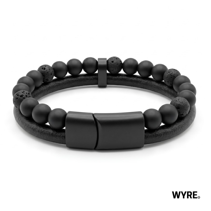 Premium Armband - De Perfecte Mix van Leer en Natuursteen
Ontdek de ultieme balans tussen robuuste kracht en verfijnde stijl met de WYRE Black Stone armband. Dit exclusieve, dubbellaagse sieraad is ontworpen voor de zelfverzekerde drager die op zoek is naar een accessoire met &eacute;cht karakter. Of je hem nu draagt bij een stoer leren jack, een casual trui of een zakelijke outfit; deze armband geeft elke look een krachtige en mysterieuze upgrade. Een samenspel van premium materialen De Black Stone combineert twee werelden in &eacute;&eacute;n uniek design.

De onderste band is vervaardigd uit echt leder dat zich soepel naar je pols vormt en zorgt voor ultiem draagcomfort. De bovenste band is een ware blikvanger: een zorgvuldig geselecteerde mix van ruwe lavasteen en glad, zwart natuursteen. Dit contrast in textuur geeft de armband een rauw, maar tegelijkertijd luxueus randje.

bannerwyre.jpg
Waar de meeste kralenarmbanden gebruikmaken van kwetsbaar elastiek, is de WYRE Black Stone gebouwd op pure stevigheid. De kralen zijn geregen aan een sterke metalen interne draad, wat de armband nagenoeg onbreekbaar maakt. Geen zorgen meer over knappende bandjes of rondslingerende kralen. Ultiem gebruiksgemak Dankzij de matzwarte, sterke magneetsluiting doe je de armband met &eacute;&eacute;n handige schuifklik om.

✓ Materialen: RVS, natuursteen, Echt leder
✓ Afmeting: 14x8 mm
✓ Kleur: Zwart
✓ Sluiting: Stevige, magnetische schuifsluiting.
✓ Handmade: Handgemaakt in Nederland.
✓ Luxe travel case: Inclusief metalen luxe WYRE travel/cadeau case.