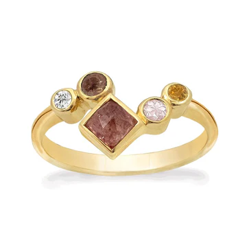 Deze vergulde ring is versierd met een 4 x 4 mm vierkante kersenkwarts, een 3 mm ronde rookkwarts, twee 2 mm ronde citrien en een 2,5 mm ronde rozenkwarts.