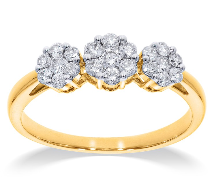 14 krts geelgouden ring met 3 ronde rozetjes bezet met diamant briljant geslepen totaal 0.50 crt H SI.