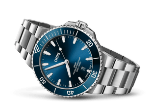 De Oris Aquis Date is een sportief en elegant Zwitsers duikhorloge dat ontworpen is voor dagelijks gebruik &eacute;n avonturen onder water. Met een blauwe wijzerplaat, een 43,5 mm roestvrijstalen kast, keramische lunette en waterdichtheid tot 300 meter combineert dit model robuustheid met een verfijnde uitstraling. Het automatische Oris 733-uurwerk met circa 38 uur gangreserve en saffierglas maken dit horloge tot een betrouwbare keuze voor liefhebbers van hoogwaardige mechanische horloges.