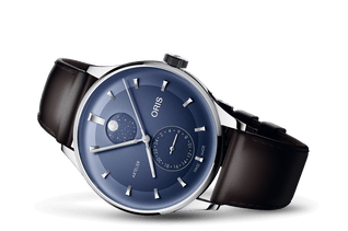 De Oris Artelier Complication 0178278114055-0762017FC is een elegant Zwitsers automatisch horloge dat klassieke verfijning combineert met moderne details en een verfijnde blauwe wijzerplaat. De 39,5 mm roestvrijstalen kast, bruine lederen band en complicaties zoals maanfase en tweede tijdzone geven dit model een stijlvolle en functionele uitstraling voor dagelijks gebruik &eacute;n formele gelegenheden. Dankzij het automatische Oris Calibre 782 uurwerk, saffierglas en tijdloze Artelier-afwerking is dit horloge een subtiele keuze voor liefhebbers van klassieke mechanische horloges.
