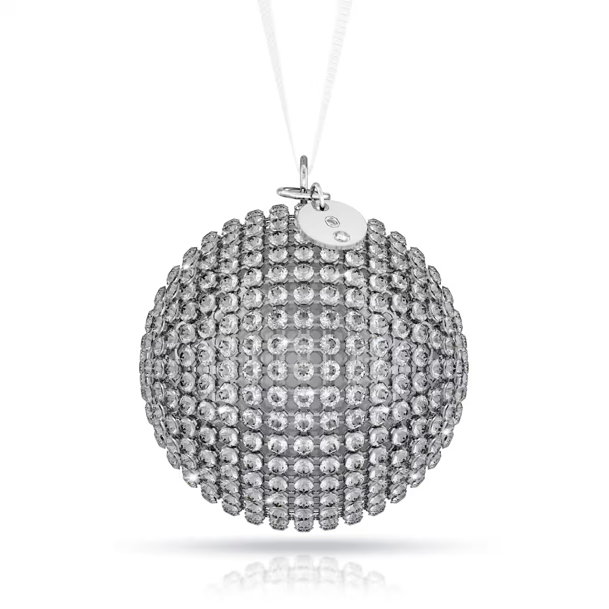 Met deze glinsterende eindejaarsdecoratie is elke ruimte met eindeloze lichtreflecties te vullen. Het ontwerp is vervaardigd met Swarovski&rsquo;s stralende Crystal Mesh, met 680 individuele kristallen voor een totaal van 1156 facetten. Het hangt aan een wit ripsband lint met een zilverkleurig metalen label en kan overal in huis worden opgehangen om in de feestdagenstemming te komen. Decoratieobject. Geen speelgoed. Niet geschikt voor kinderen jonger dan 15 jaar.