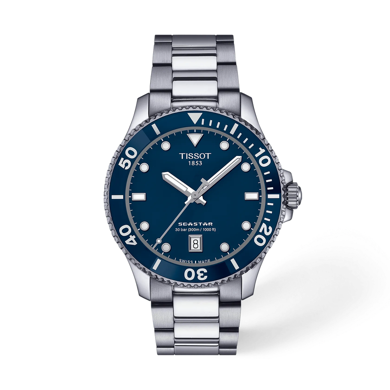 De Tissot Seastar 1000 T1204101104100 is een elegante polshorloge met een Zwitsers quartz uurwerk, ronde roestvrijstalen kast en saffierglas. Het heeft een blauwe wijzerplaat met stipindexen en een datumaanduiding. Dit horloge is hypoallergeen en waterbestendig tot 30 meter. Draag het met casual of zakelijke kleding voor een stijlvolle uitstraling. 