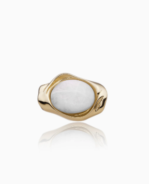 Flow Pendant Moonstone. De organische, vloeiende lijn van deze hanger volgt je halslijn als een zachte penseelstreek, terwijl Moonstone het licht diffuus vangt. Zo ontstaat een kalme, parelachtige glans die elke look verfijnt zonder te overheersen. Draag de pendant hoog bij de hals voor een subtiel accent, of kies lengte en combineer met een schakelketting en een fijne kralenketting voor gelaagde diepte. De tint harmonieert met zilver en witgoud en brengt balans in neutrale outfits. Bij zwart ontstaat een modern contrast. De gladde randen voelen prettig aan tijdens lange dagen, van meeting tot diner. Voor een harmonieuze set laat je de moonstonetint terugkeren in kleine studs of een smalle armband. Een tijdloos, persoonlijk sieraad dat seizoen na seizoen een serene, stralende noot aan je stijl toevoegt.