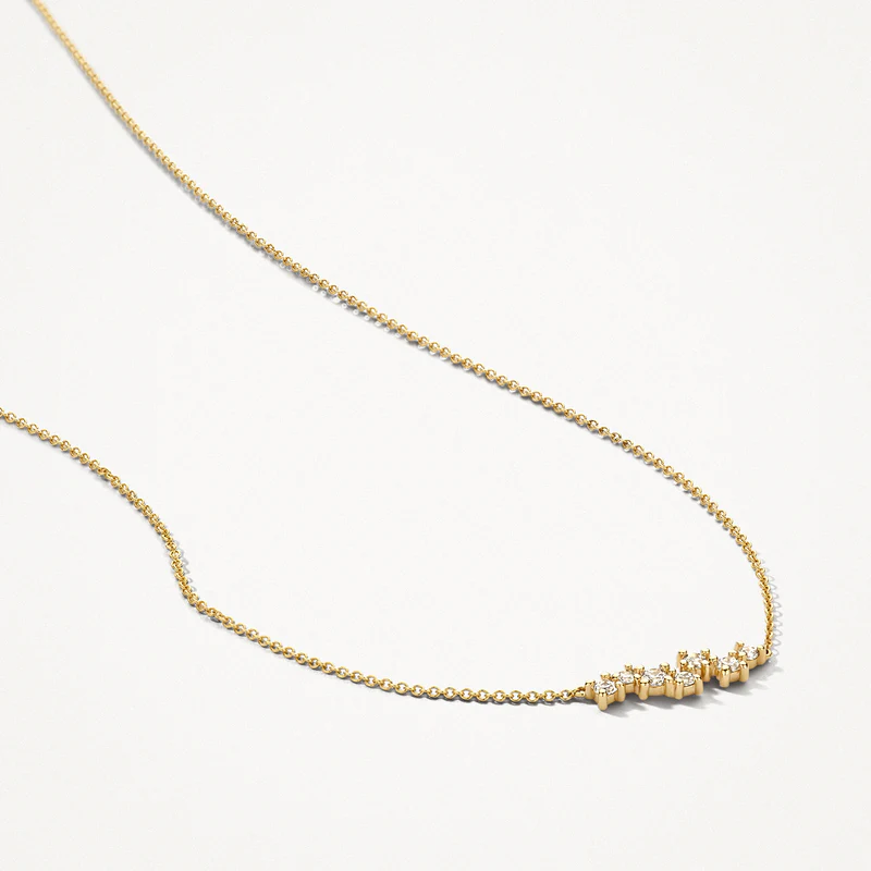 Fantasierijk en verfijnd is dit collier in 14k geelgoud met daarin zirkonia&rsquo;s in chaton-zettingen. Het collier is 42 cm lang en is fraai te combineren met ring 1267YZI en oorknoppen 7373YZI in hetzelfde ontwerp. 