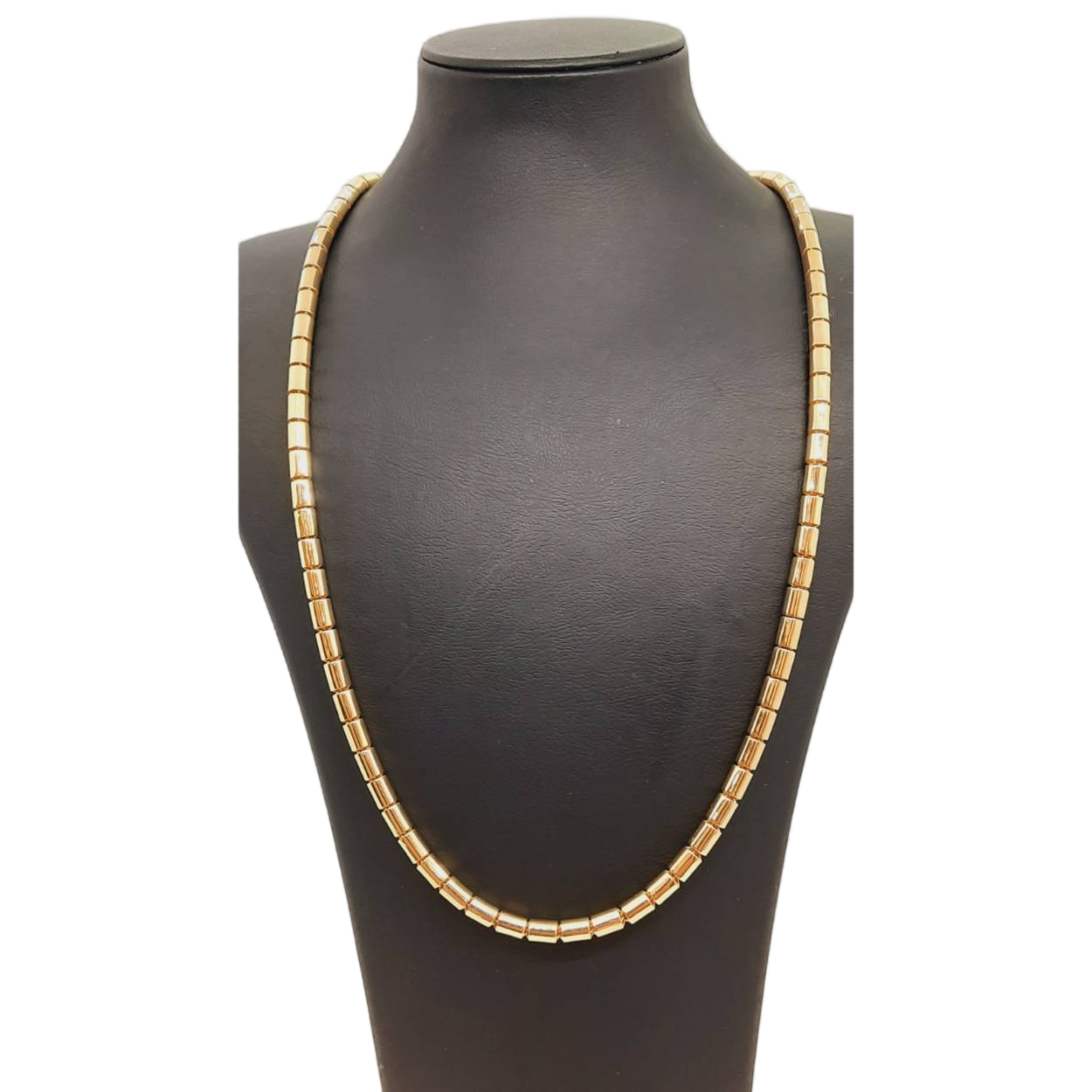 De gouden herenketting met modelnummer BREA-RDL-0003899 is een fraaie 14-karaats halsketting van 63 cm. Met een breedte van 4 mm en een gewicht van 20,8 gram biedt deze glanzende, goudkleurige ketting een elegante uitstraling. Perfect te dragen bij formele gelegenheden of als stijlvol accent bij dagelijkse outfits voor een verfijnde look.