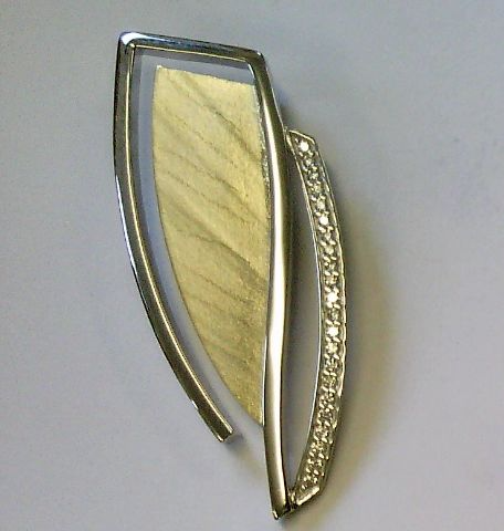 Der Anh&auml;nger Silber bicolor Zirkonia (Modellnummer 5-216178-001) ist ein stilvolles Schmuckst&uuml;ck, das in der Kategorie JEWEL als PENDANT gef&uuml;hrt wird und zur Unterkategorie ZIRCONIA_PENDANTS geh&ouml;rt. Er eignet sich hervorragend, um an einer eleganten Silber- oder Goldkette getragen zu werden und verleiht jedem Outfit einen funkelnden Akzent. Perfekt f&uuml;r besondere Anl&auml;sse.