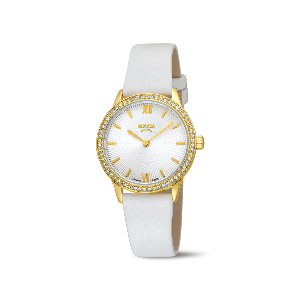 Diese elegante Damenarmbanduhr, Modell 3382-02, besticht durch ihr wei&szlig;es Lederarmband und funkelnde Glaselemente. Das Titangeh&auml;use mit Saphirglas sch&uuml;tzt das analoge Zifferblatt mit Streifen. Wasserdicht bis 50 Meter und angetrieben von einem Quarzwerk. Perfekt f&uuml;r den t&auml;glichen und stilvollen Gebrauch. Idealerweise am Handgelenk getragen f&uuml;r zeitlosen Chic.
