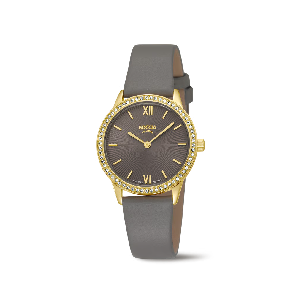Die DAU Boccia Quarz Lederband Uhr, Modellnummer 3382-03, bietet ein elegantes Design mit einem hochwertigen Lederarmband und einem robusten Quarzwerk. Diese Armbanduhr ist ideal f&uuml;r den t&auml;glichen Gebrauch und kann sowohl zu formellen als auch zu legeren Anl&auml;ssen getragen werden. Tragen Sie sie am besten eng am Handgelenk, um Komfort und Stil zu maximieren.
