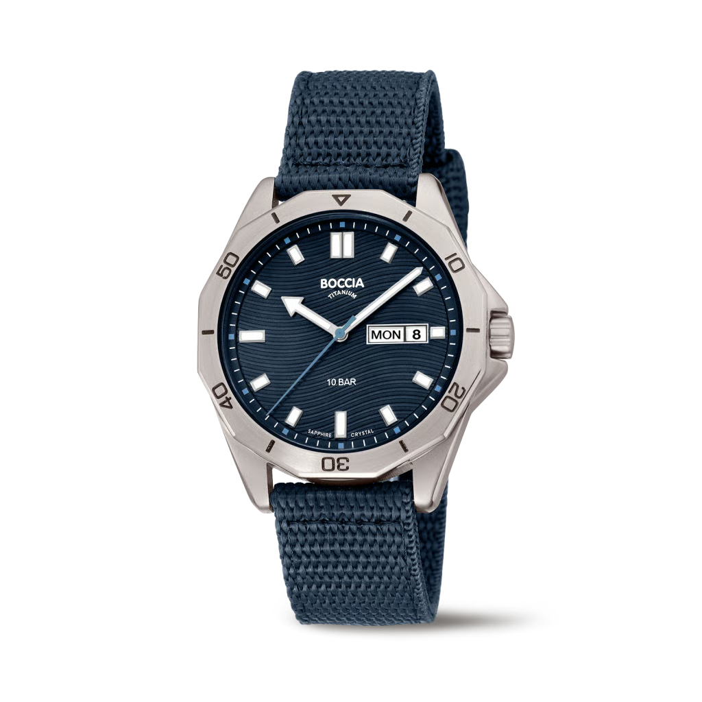 Der HAU Boccia Quarz Gewebeband Schraubkrone, Modell 3680-01, ist eine elegante Armbanduhr mit einem blauen Armband und einem Geh&auml;use aus Titan. Mit einem Durchmesser von 40 mm und Datumsfunktion ist er ideal f&uuml;r den Alltag. Tragen Sie ihn am besten zu l&auml;ssigen oder gesch&auml;ftlichen Outfits f&uuml;r einen stilvollen Look.