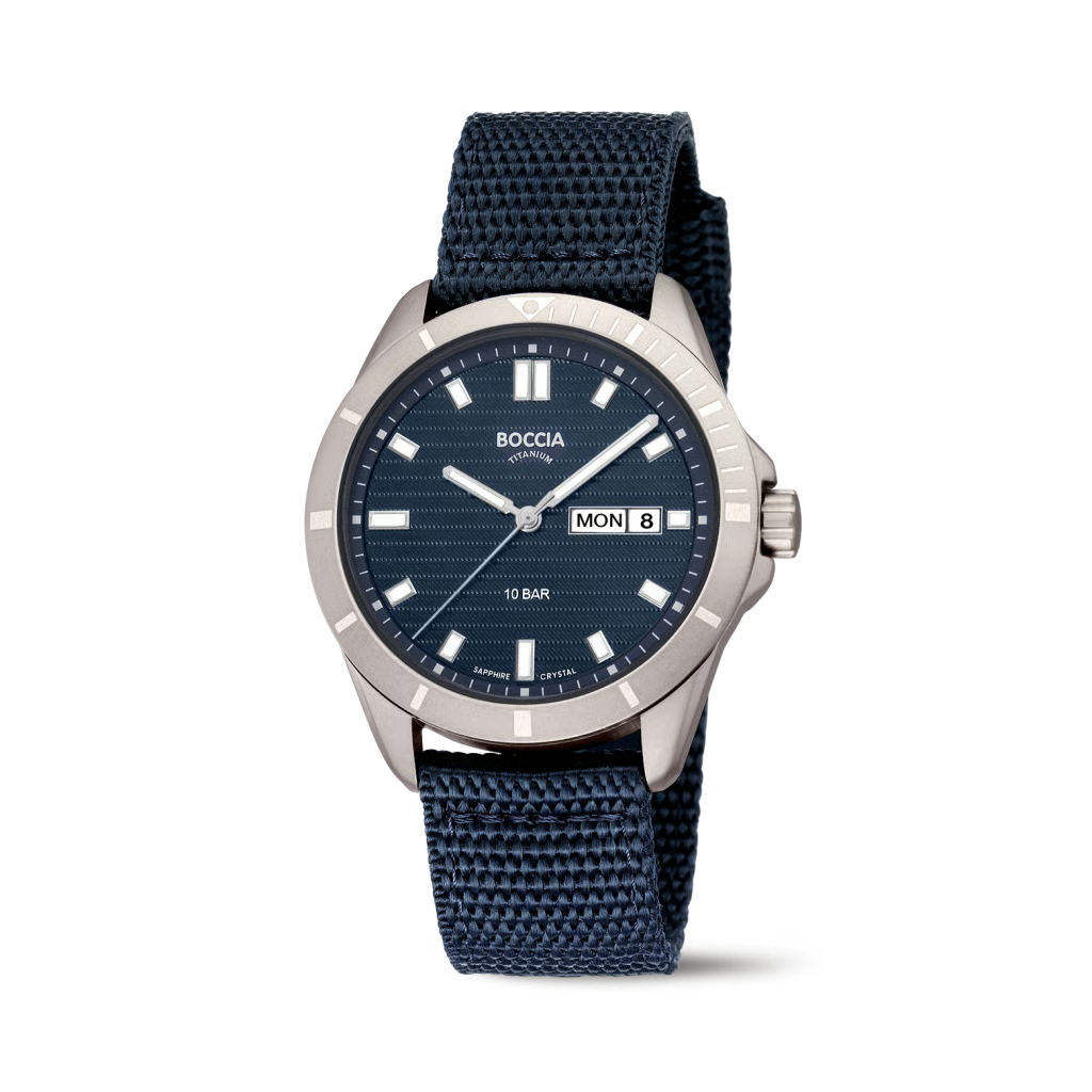 Der HAU Boccia Gewebeband Schraubkrone, Modellnummer 3685-01, ist eine stilvolle Armbanduhr aus Titan mit einem blauen Streifen-Zifferblatt. Sie ist wasserdicht bis 100 Meter, hat ein kratzfestes Saphirglas und ein analoges Quarzwerk. Tragen Sie diese zeitlose Uhr am besten zu formellen Anl&auml;ssen oder als elegantes Accessoire im Alltag.