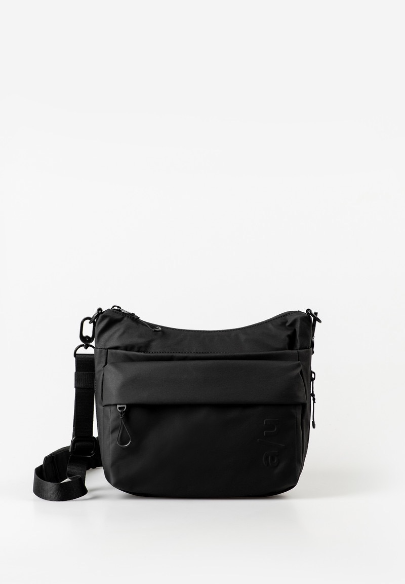 a/u by aunts & uncles &ndash; YURA RE LITE Schoudertas (Black)
De Yura RE LITE van aunts & uncles uit de Japan RE lite collectie is licht, compact en toch robuust en waterafstotend. Het moderne design van dicht geweven Ripstop-materiaal, gemaakt van gerecycled nylon en katoen, geeft je look een sportieve uitstraling.
Het hoofdvak met ritssluiting biedt voldoende ruimte voor je dagelijkse essentials, terwijl verschillende buitenvakken snel toegang bieden tot spullen die je vaak nodig hebt. Binnenin vind je een extra ritssluitingvak, een insteekvak voor je smartphone en een praktisch sleutelband. Dankzij de rondom lopende ritssluiting kan het volume van de tas naar wens worden vergroot.
Belangrijkste kenmerken
Hoofdvak met ritssluiting
Ritssluitingvakken aan de voor- en achterkant
Voorvak met verborgen ritssluiting
Binnenvak met ritssluiting
Insteekvak voor smartphone
Sleutelband voor snelle toegang tot sleutels
Volume uitbreidbaar via rondom lopende ritssluiting
a/u reli&euml;f-logo
Verstelbare schouderband met schouderpolster
Duurzame voering van gerecycled polyester
Specificaties
Kleur: Black
Gewicht: ca. 0,36 kg
Afmetingen (L x B x H): ca. 21 &times; 10&ndash;14 &times; 25 cm
Inhoud: ca. 7 liter
Lengte schouderband: ca. 95 &ndash; 120 cm
Collectie: Japan RE lite
Materiaal
De tas is gemaakt van lichtgewicht, sterk en waterafstotend Ripstop-materiaal van gerecycled nylon en katoen. Door het slimme ontwerp en de robuuste stoffen is deze tas ideaal voor sportieve, dagelijkse en stedelijke activiteiten.
 Yura RE LITE in Sage Green combineert functionaliteit, comfort en een sportief design. Perfect voor wie lichtgewicht, duurzaam en stijlvol onderweg wil zijn.