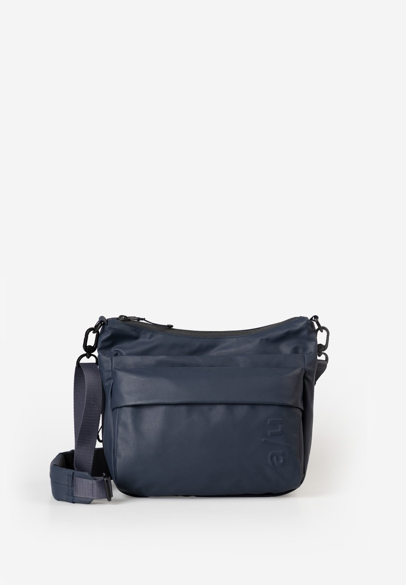 /u by aunts & uncles &ndash; NANUKI RE LITE
Zacht en licht, robuust en regenbestendig: Nanuki RE lite combineert compacte opbergruimte met een modern design van gewatteerd, dicht geweven ripstop-materiaal van gerecycled nylon en katoen, dat je look een sportieve touch geeft. Het hoofdvak met ritssluiting biedt voldoende ruimte voor je dagelijkse essentials en kan qua volume nog een flink stuk worden uitgebreid wanneer je onverwacht meer plek nodig hebt. De spullen die je snel bij de hand wilt hebben, vinden een veilige plek in verschillende buitenvakken. Binnenin vind je bovendien een extra ritsvak en een insteekvak voor je smartphone, evenals een praktisch sleutelbandje. Een in lengte verstelbare schouderriem met zachte schouderpad zorgt voor prettig draagcomfort.
DETAILS
Hoofdvak met ritssluiting
Opgestikt voorvak met verborgen ritssluiting
Extra ritsvak aan de voorkant
Ritsvak aan de achterkant
Ritsvak aan de binnenkant
Insteekvak aan de binnenkant, bijvoorbeeld voor je smartphone
Sleutelbandje
Tasvolume uitbreidbaar via rondom lopende ritssluiting
a/u-reli&euml;fdruk
In lengte verstelbare schouderriem met schouderpad
EIGENSCHAPPEN
Kleur: zwart
Gewicht: 0,460 kg
Afmetingen buitenkant: ca. 28 &times; 9,5&ndash;13 &times; 21 cm
Collectie: Japan RE lite