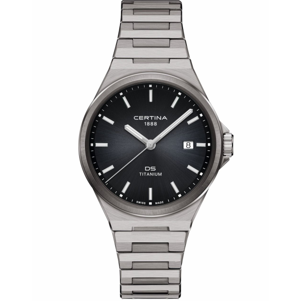 Dit Certina DS 7 Heren horloge is bekend onder Certina-referentienummer C0434104405100. Het horloge heeft een quartz-uurwerk dat geplaatst is in een titanium kast. Op de zwarte wijzerplaat is analoge tijdsweergave zichtbaar. Aan de kast zit een grijze-zilver kleurige titanium horlogeband met een vouwsluiting.

Het quartz-uurwerk biedt u datum-aanduiding als tijdfunctie(s). De ronde horlogekast is 100m waterdicht en voorzien van een saffierglas.

Het Zwitserse Certina staat garant voor luxe kwaliteit. Niet alleen qua stijl onderscheidt Certina zich van de rest, ook de technologie is een belangrijk aspect van de Certina-filosofie. De door Certina volledig doorontwikkelde DS-technologie zorgt voor een optimale bescherming van het uurwerk op het gebied van schokken en waterdichtheid. Certina biedt een grote vari&euml;teit aan stijlen. Het merendeel van de door Certina vervaardigde horloges heeft een sportief tot zeer sportief karakter, zoals de dames- en herenhorloges uit de DS Podium-collectie. Maar met de Certina DS One en DS Powermatic spreekt de fabrikant ook tot de verbeelding van liefhebbers van traditioneel design.