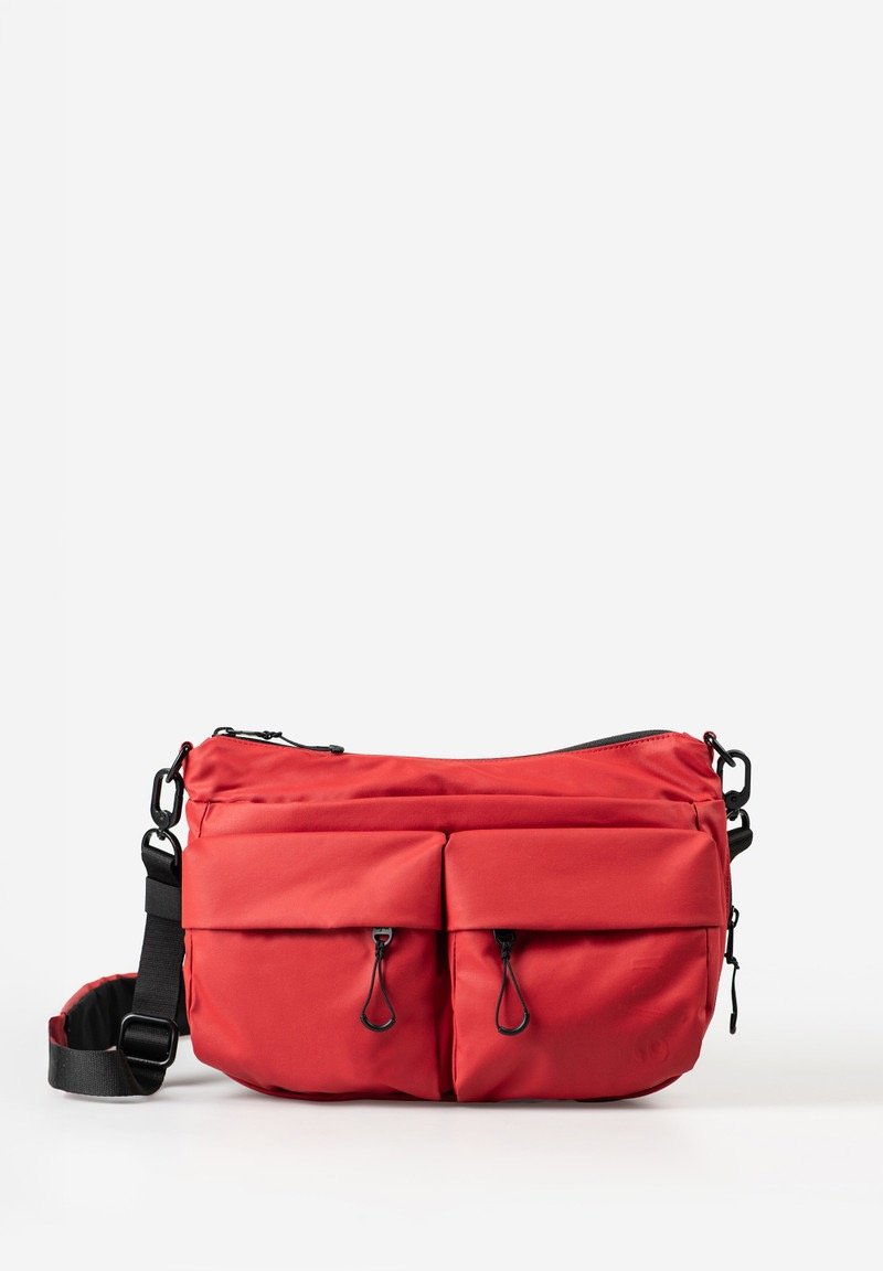 a/u by aunts & uncles &ndash; MOGAMI RE LITE (red)
Compact. Duurzaam. Urban.
De MOGAMI RE LITE is het compacte zusje van de populaire Omono en overtuigt met een overzichtelijke indeling, sportieve stijl en een duurzame afwerking. Deze regenbestendige schoudertas is gemaakt van stevig, dicht geweven ripstop-materiaal van gerecycled nylon en katoen.
Met haar puffige design voegt de Mogami een nonchalante, moderne flair toe aan je look. Het hoofdvak biedt genoeg ruimte voor je dagelijkse essentials, terwijl de verschillende ritsvakken aan de buitenkant snelle toegang geven tot wat je onderweg nodig hebt. Dankzij de uitbreidbare rits rondom vergroot je het volume eenvoudig &ndash; perfect voor extra ruimte op drukke dagen.
✅ Waarom kiezen voor de Mogami?
♻️ Duurzaam materiaal: Gemaakt van gerecycled nylon & katoen
 Weerbestendig: Regenafstotend ripstopmateriaal
 Compact maar ruim: Inhoud van ca. 8 liter, uitbreidbaar via rits
 Comfortabel dragen: Verstelbare schouderriem met gewatteerd schouderstuk
 Onderdeel van de Japan RE Lite-collectie &ndash; stijlvol &eacute;n verantwoord
 Praktische details:
Hoofdvak met ritssluiting
Ritsvak aan voor- en achterkant
Twee voorvakken met verborgen ritssluiting
Binnenin: ritsvak, steekvak (bijv. voor je smartphone) & sleutelriem
Uitneembaar extra tasje met ritssluiting
Subtiel a/u-logo in reli&euml;f op de voorkant
Verstelbare schouderriem: ca. 90 &ndash; 120 cm
 Technische specificaties:
Afmetingen: ca. 30 x 10&ndash;14 x 20 cm
Volume: ca. 8 liter
Kleur: Red
Collectie: Japan RE Lite
 Duurzaam, stijlvol en altijd klaar voor onderweg
Met de MOGAMI RE LITE ben je voorbereid op elke dag &ndash; of je nu naar het werk gaat, een stad bezoekt of gewoon licht wilt reizen. Deze tas bewijst dat duurzaam ook modieus en functioneel kan zijn.