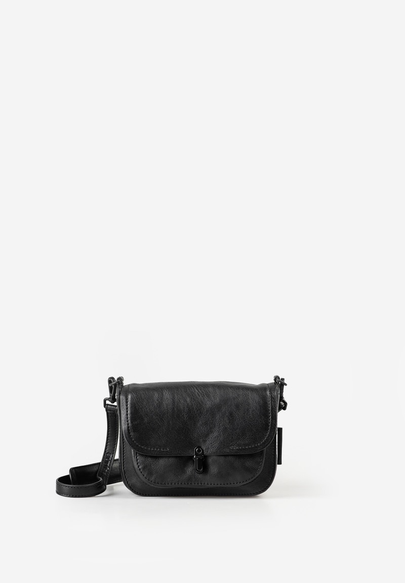 aunts & uncles &ndash; MRS. WAFFLE Schoudertas (Black Smoke)
De Mrs. Waffle schoudertas van aunts & uncles is de perfecte tas voor dagen waarop je alleen het hoognodige mee wilt nemen. Dankzij het compacte formaat, het elegante ontwerp en de praktische indeling is deze tas ideaal voor dagelijks gebruik, een dagje uit of een avond in de stad. De klep met smalle steeksluiting zorgt ervoor dat je spullen veilig opgeborgen zijn en geeft de tas tegelijk een stijlvolle uitstraling.
Belangrijkste kenmerken
Groot, verdeeld hoofdvak met klep en steeksluiting
Twee smalle insteekvakken
Voorvak onder de klep
Binnenvak met ritssluiting
Achtervak met ritssluiting
Uitneembaar extra tasje
Handig kaartenvak
Sleutelband voor snelle toegang tot je sleutels
Afneembare en verstelbare schouderband met extra schouderpolster
Gestreepte voering
Specificaties
Kleur: Black Smoke
Gewicht: ca. 0,39 kg
Afmetingen (L x B x H): ca. 18,5 &times; 8,5 &times; 13 cm
Inhoud: ca. 2 liter
Lengte schouderband: ca. 80 &ndash; 140 cm
Collectie: Grandma's Luxury Club
Materiaal
De tas is gemaakt van premium rundleer uit de Grandma's Luxury Club collectie. Dit is hoogwaardig, plantaardig gelooid anilineleer met een karakteristieke golvende uitstraling. Door de zorgvuldige handmatige nabewerking ontstaan subtiele matte en glanzende contrasten. Hierdoor heeft elke tas een unieke look.
Duurzaam en verantwoord geproduceerd
Deze tas wordt met zorg met de hand gemaakt. Regelmatige externe audits zorgen ervoor dat sociale en ethische normen binnen de productieketen worden nageleefd.
Als lid van de Leather Working Group zet aunts & uncles zich in voor een verantwoorde leerproductie. Het leer is afkomstig van LWG-gecertificeerde looierijen, wat betekent dat er strenge milieunormen worden toegepast en dat water, energie en andere grondstoffen zo effici&euml;nt mogelijk worden gebruikt.
✅ Mrs. Waffle is een stijlvolle, compacte leren schoudertas met slimme opbergmogelijkheden &ndash; ideaal voor wie minimalistisch &eacute;n elegant op pad wil.